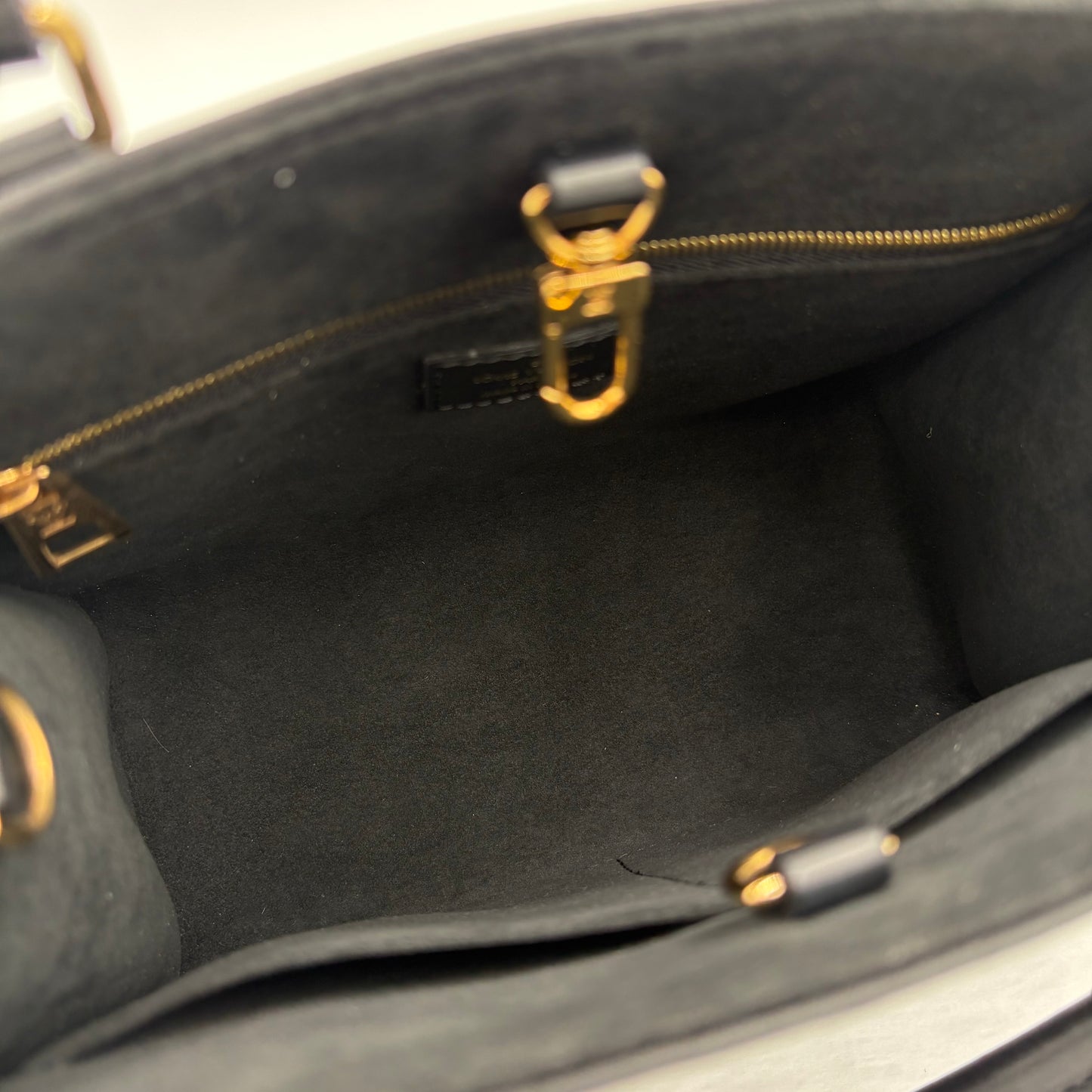 Chipped Louis Vuitton ONTheGo PM Giant Monogram