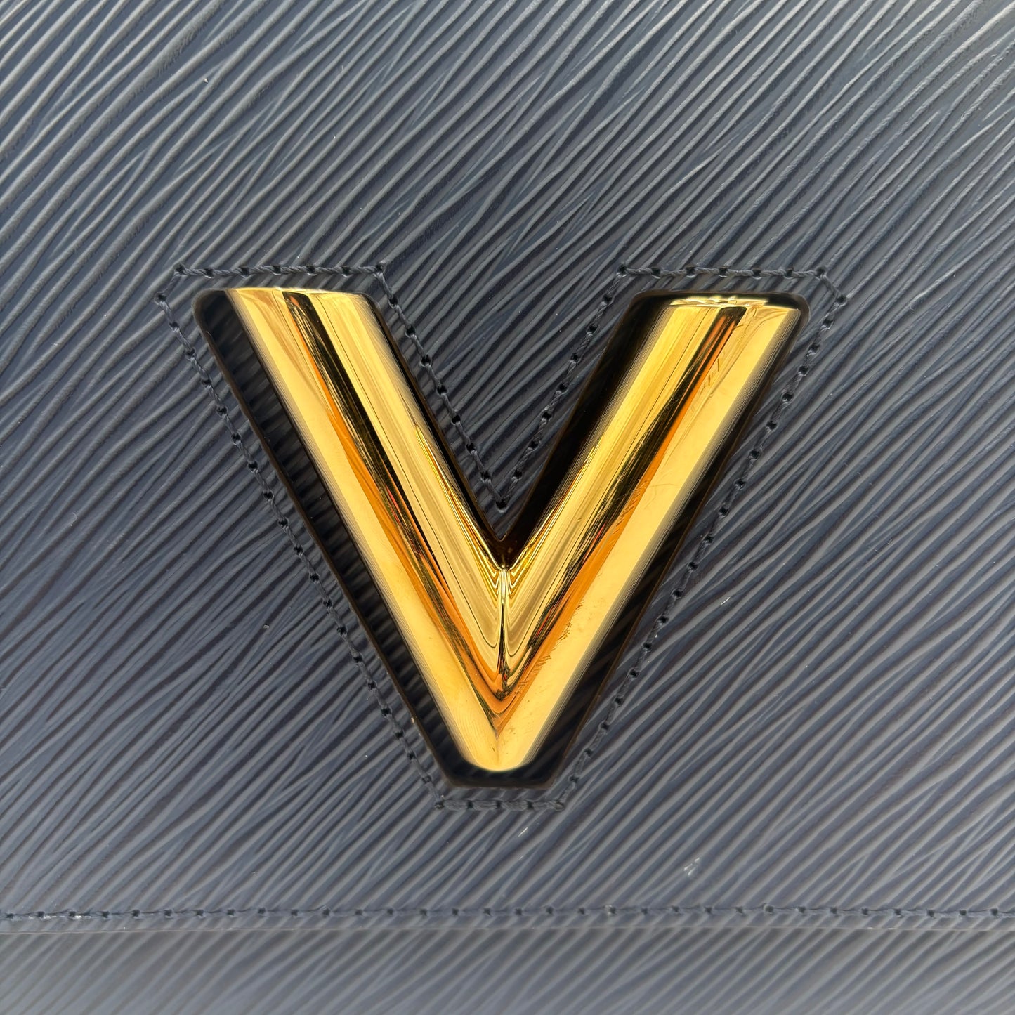 Louis Vuitton Epi Leather Twist Chipped-Navy : MM