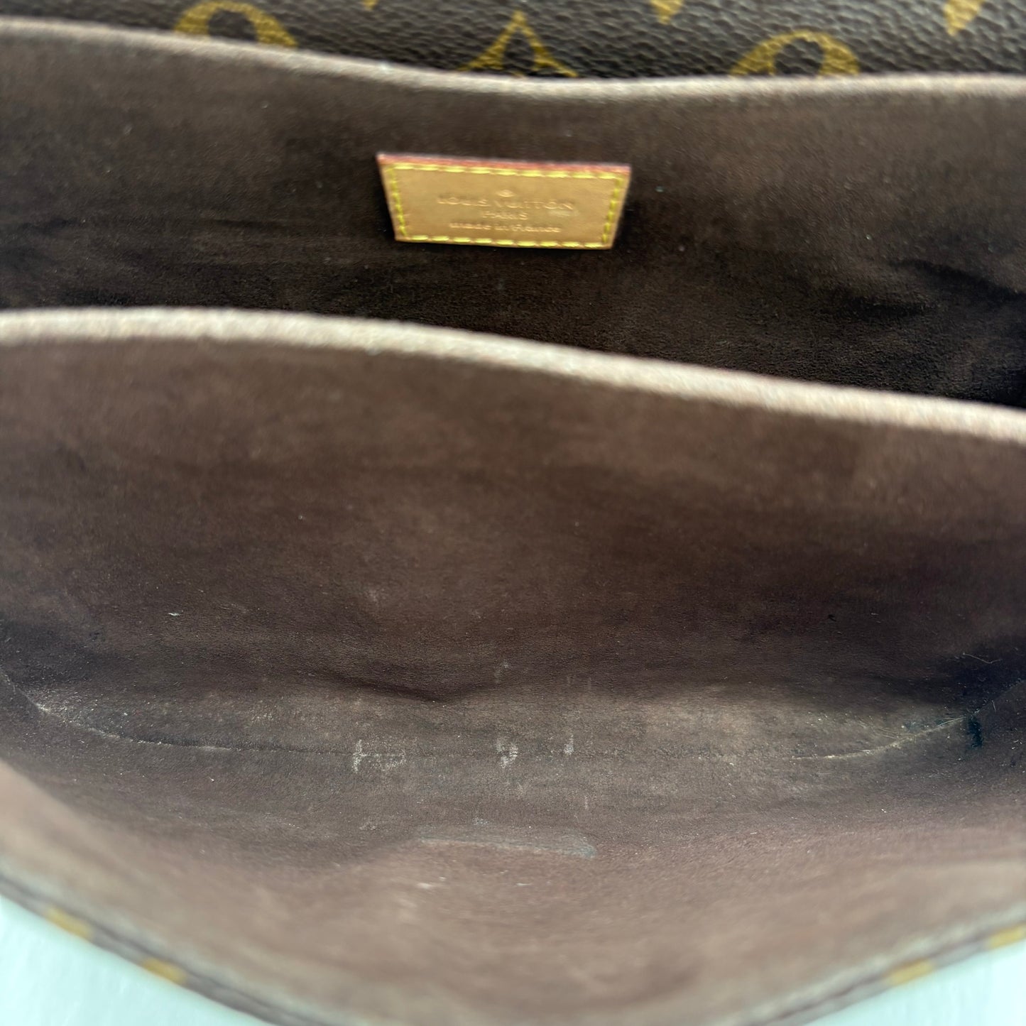 Chipped Louis Vuitton Metis Pochette Monogram