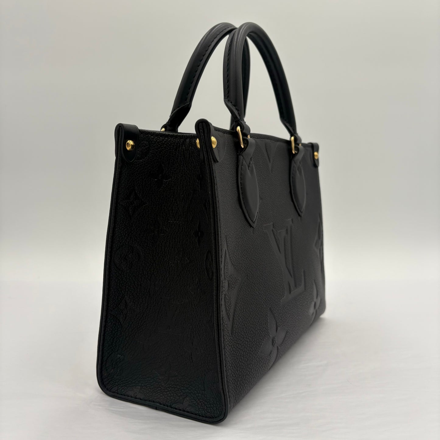 Chipped Louis Vuitton ONTheGo PM Giant Monogram