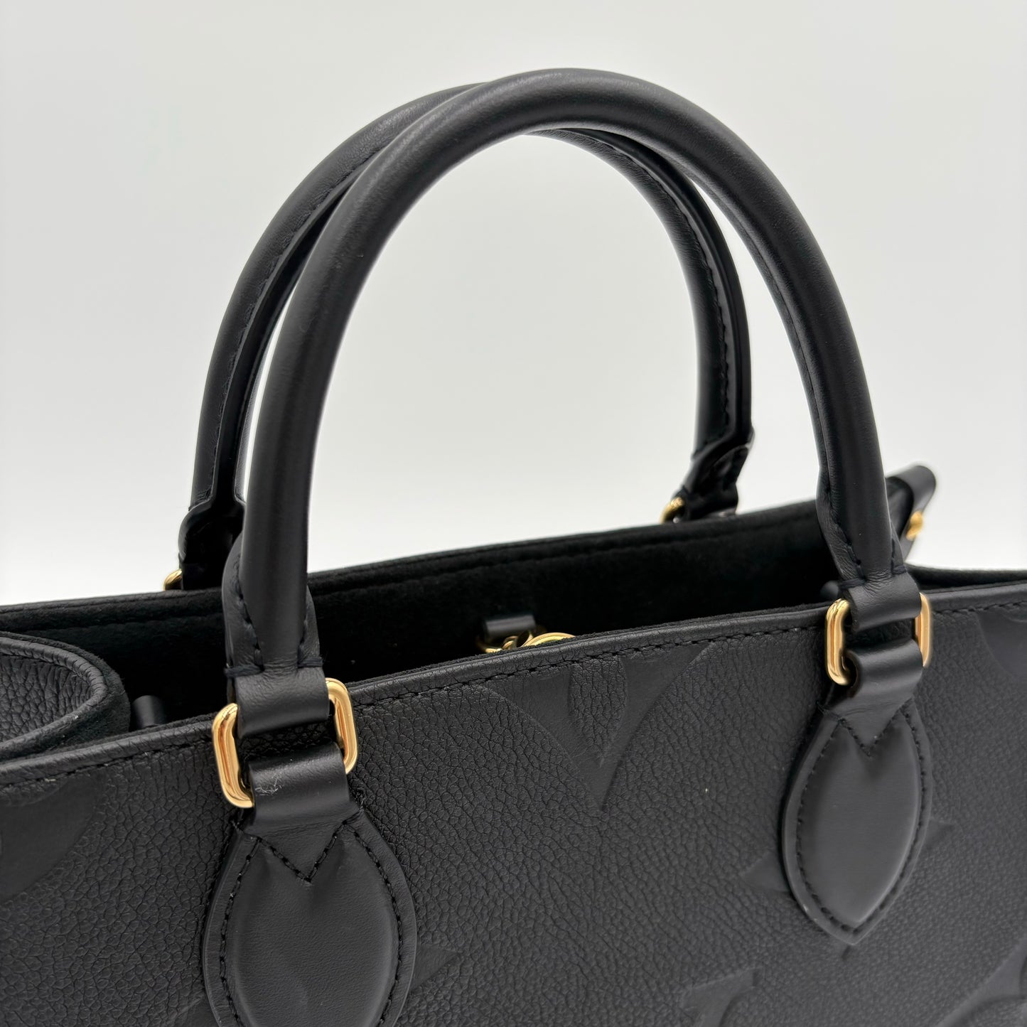 Chipped Louis Vuitton ONTheGo PM Giant Monogram