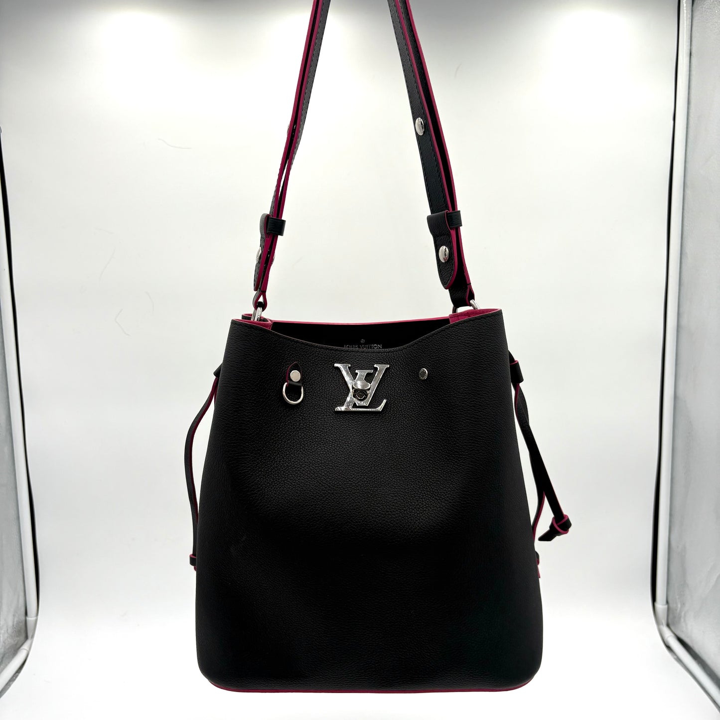 2019 Louis Vuitton Lock Me Bucket Shoulder Bag