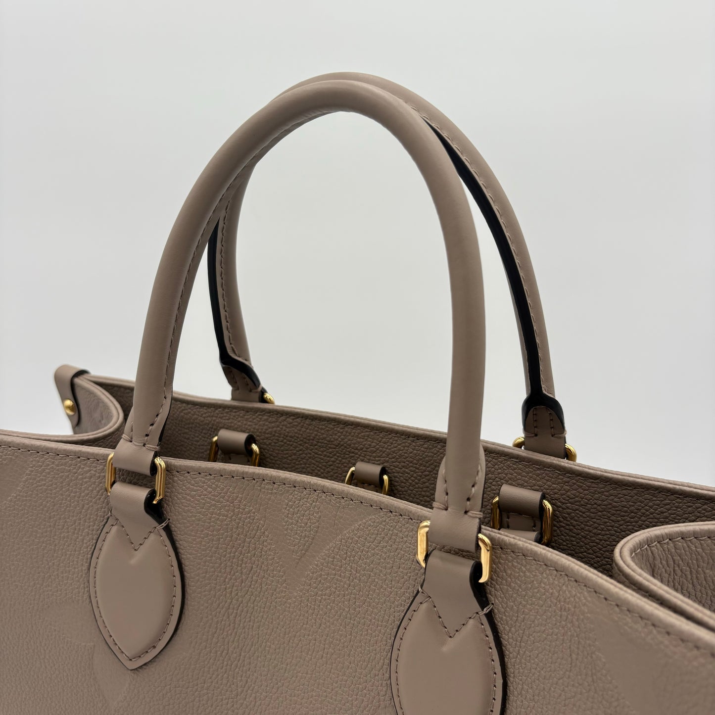 Chipped Louis Vuitton OnTheGo Giant Monogram Tote