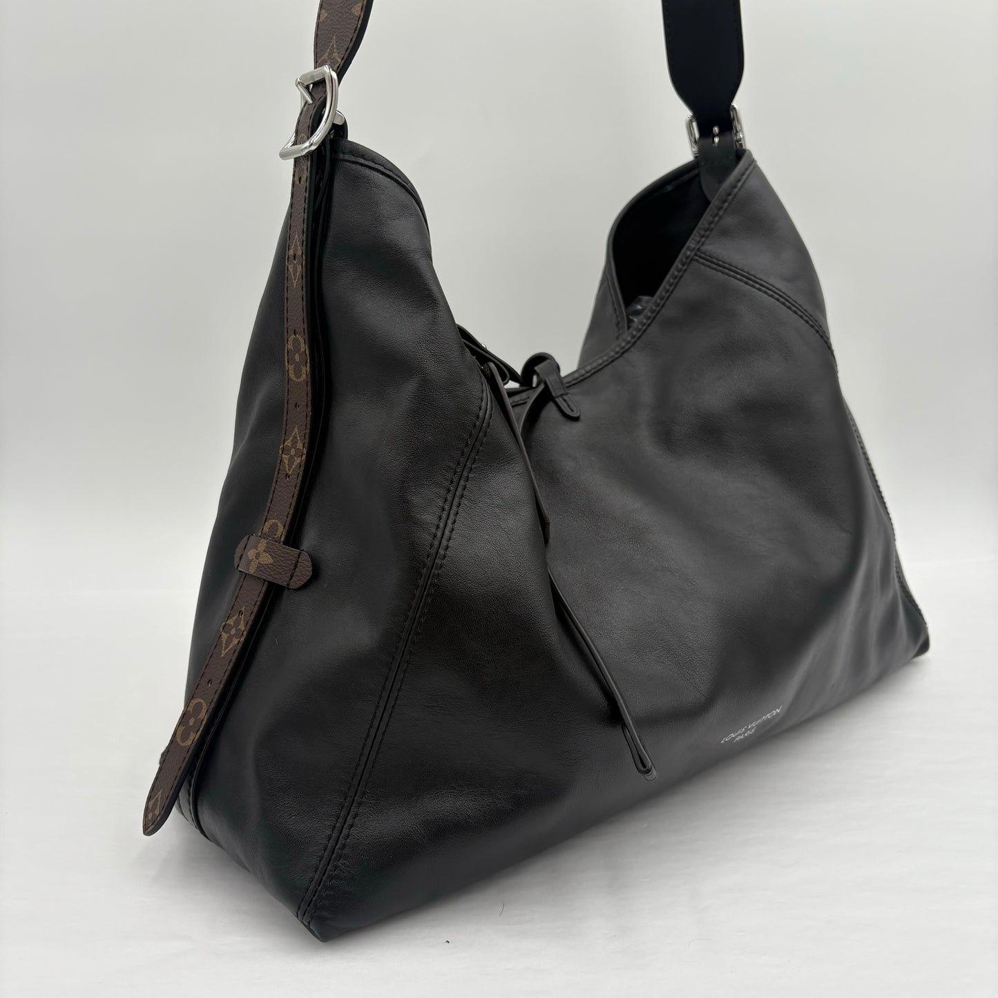 Chipped Louis Vuitton Carryall Vibe MM