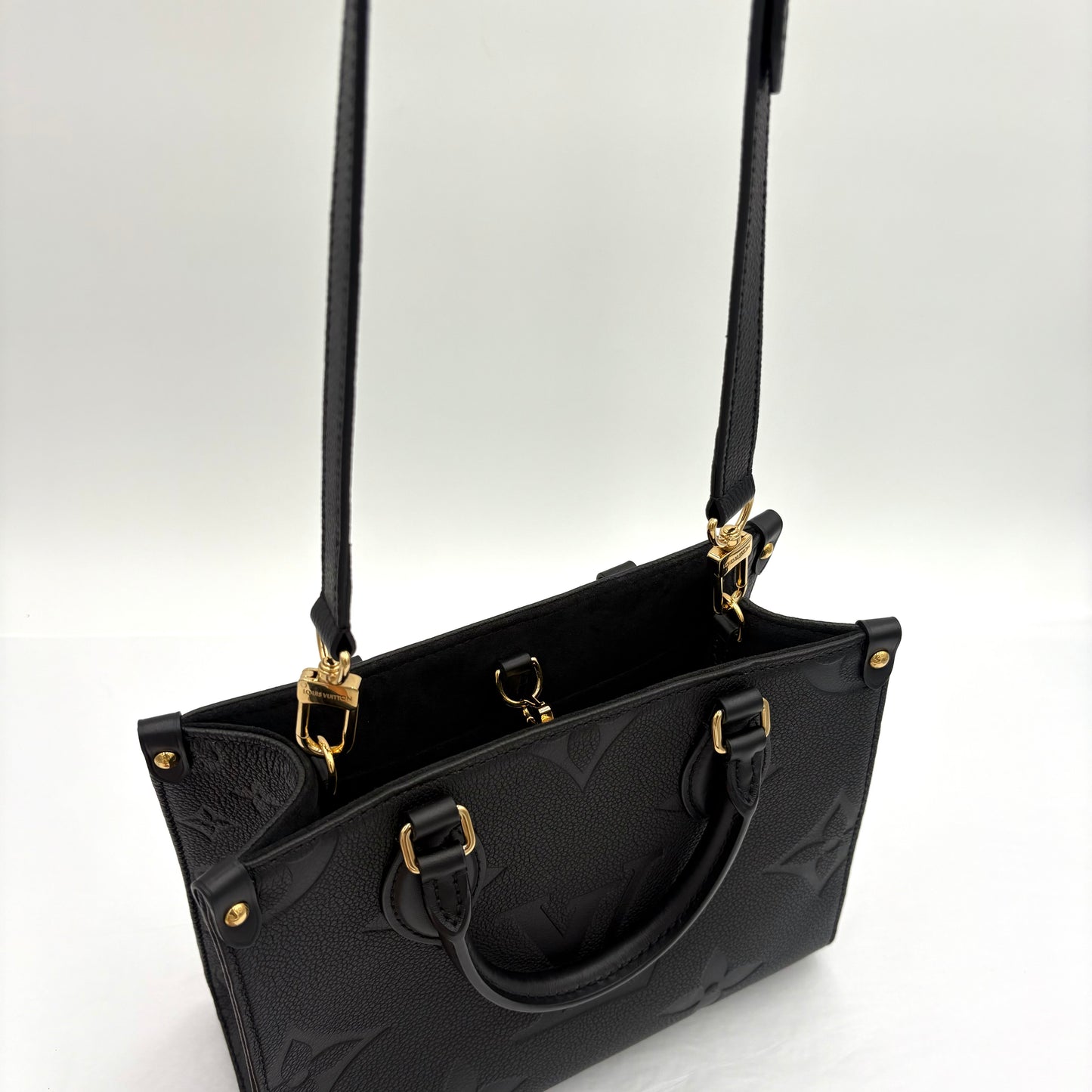 Chipped Louis Vuitton ONTheGo PM Giant Monogram