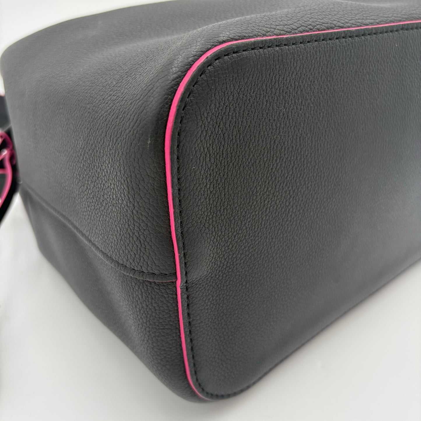 2019 Louis Vuitton Lock Me Bucket Shoulder Bag