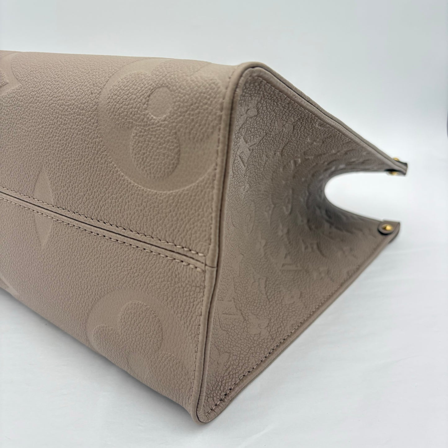 Chipped Louis Vuitton OnTheGo Giant Monogram Tote