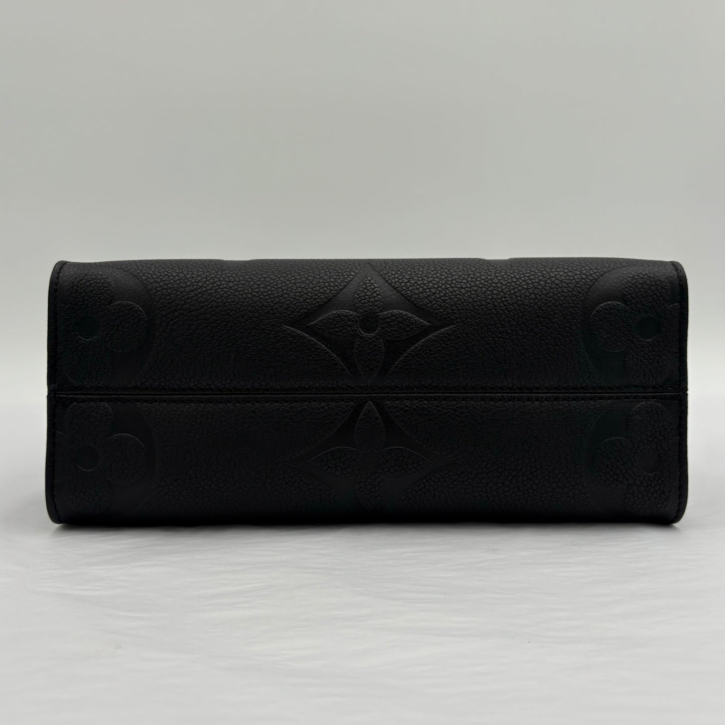 Chipped Louis Vuitton ONTheGo PM Giant Monogram