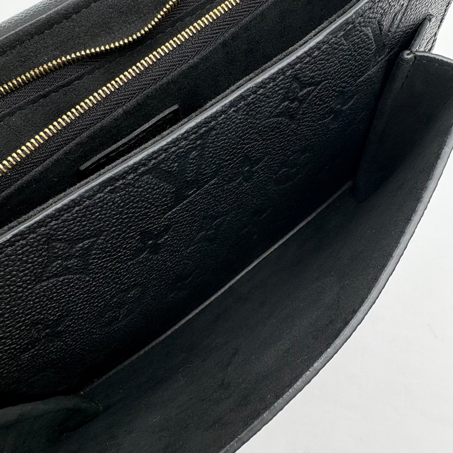 Chipped Louis Vuitton Vavin PM Empreinte Leather