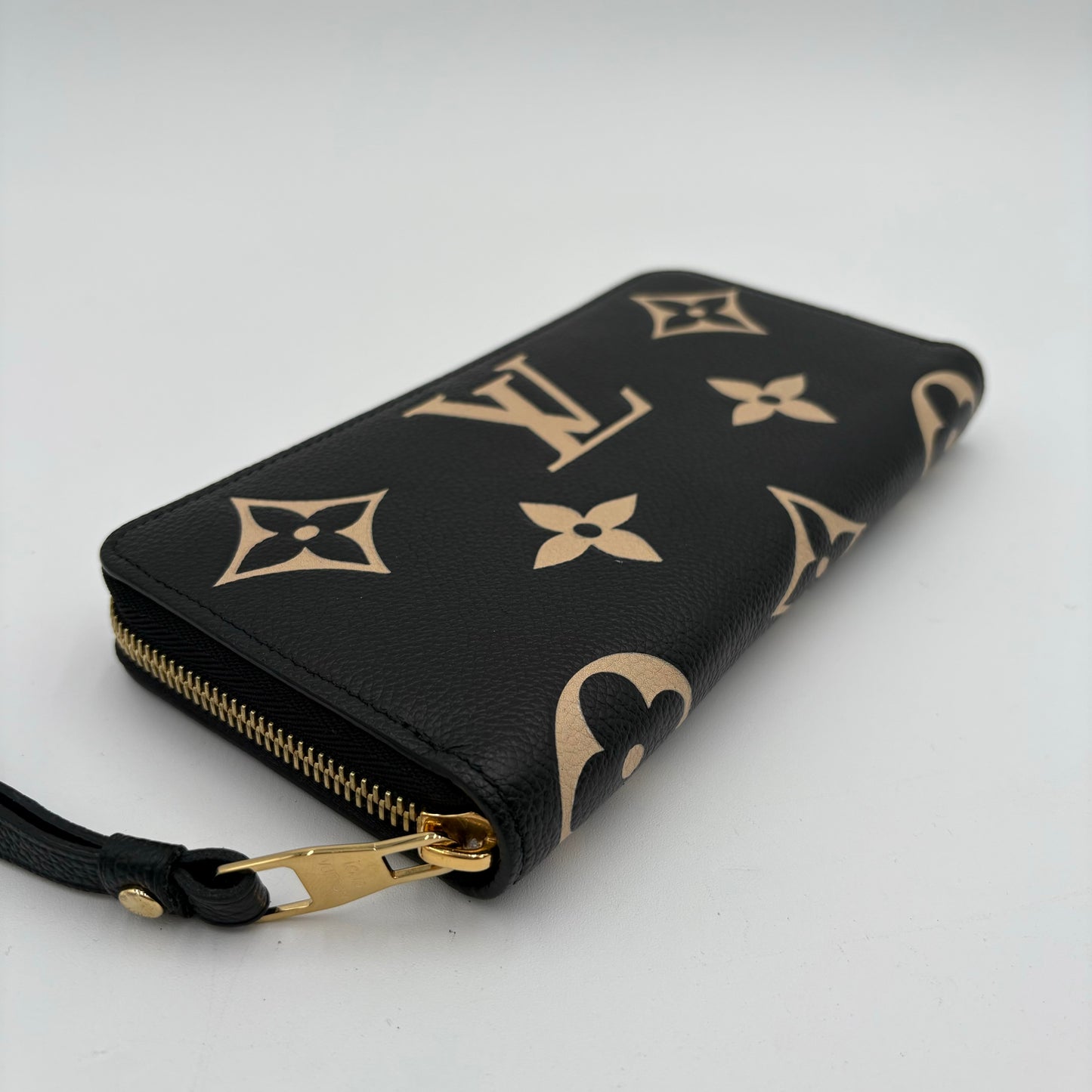Chipped Louis Vuitton Giant Monogram Zippy Wallet