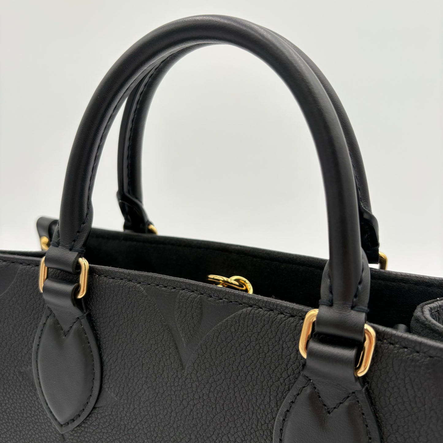 Chipped Louis Vuitton ONTheGo PM Giant Monogram