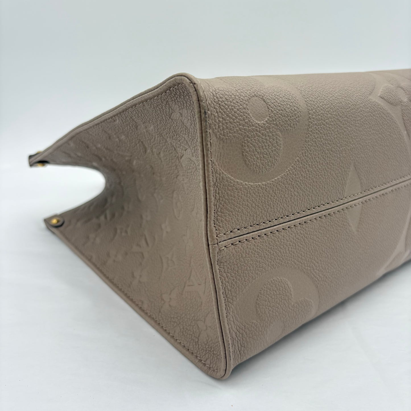 Chipped Louis Vuitton OnTheGo Giant Monogram Tote