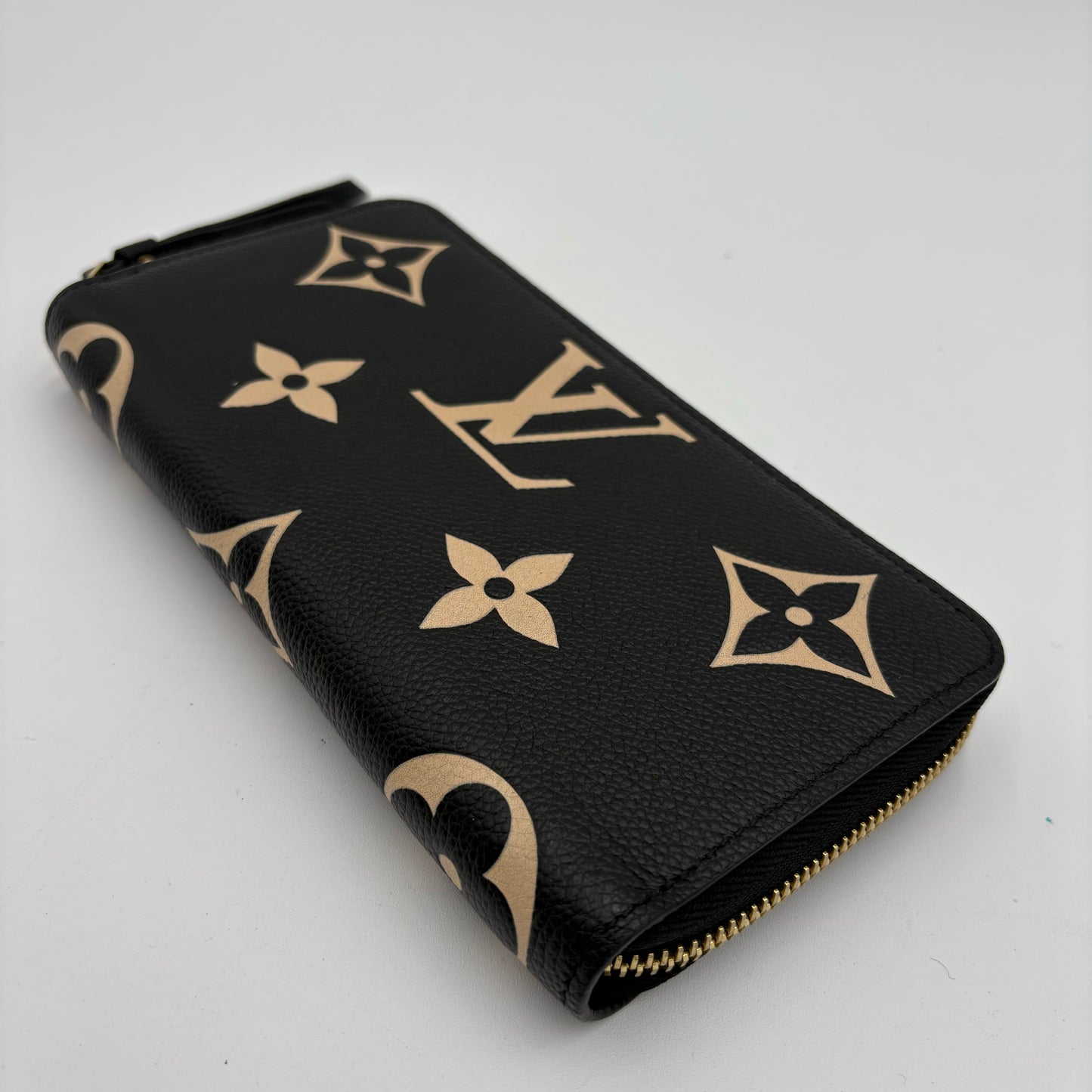 Chipped Louis Vuitton Giant Monogram Zippy Wallet