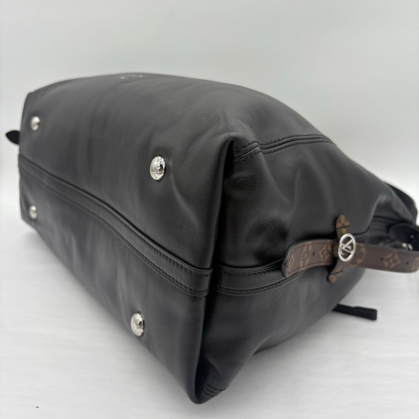 Chipped Louis Vuitton Carryall Vibe MM