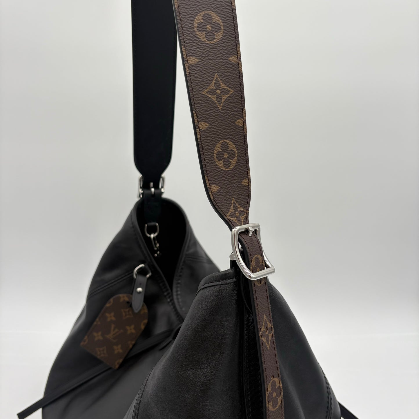 Chipped Louis Vuitton Carryall Vibe MM