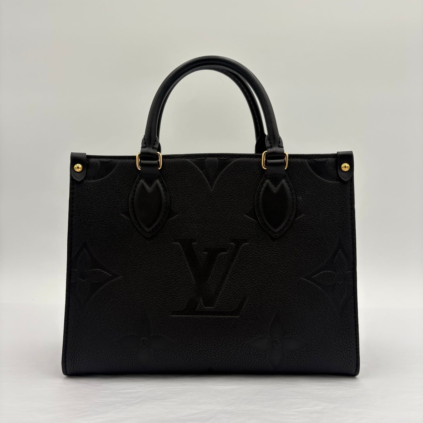 Chipped Louis Vuitton ONTheGo PM Giant Monogram