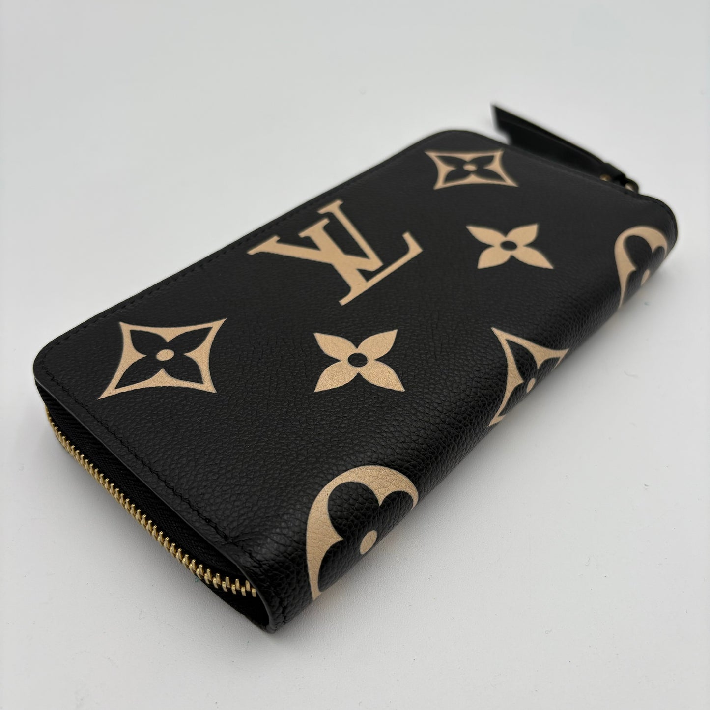 Chipped Louis Vuitton Giant Monogram Zippy Wallet