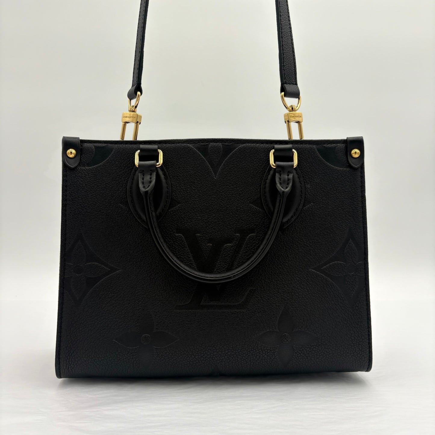 Chipped Louis Vuitton ONTheGo PM Giant Monogram