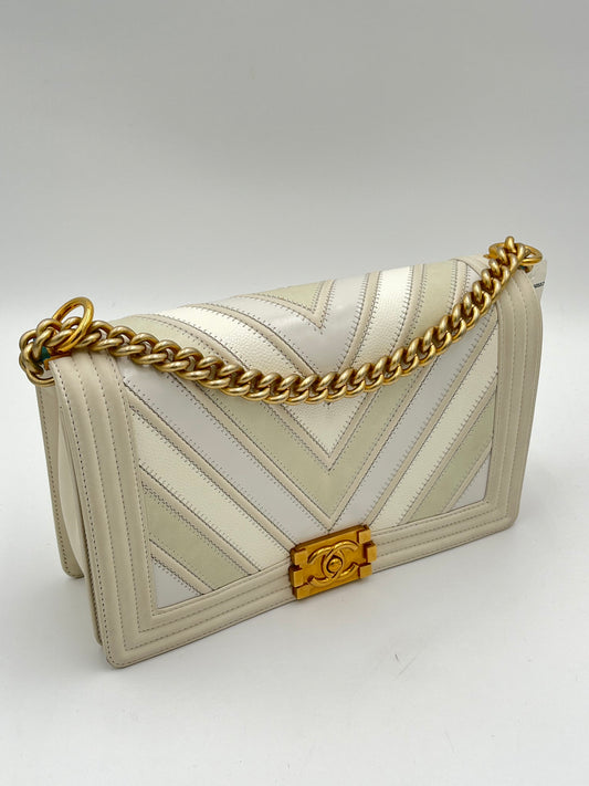 Chanel Chevron Medium Boy Bag.-White 2 tone : Medium