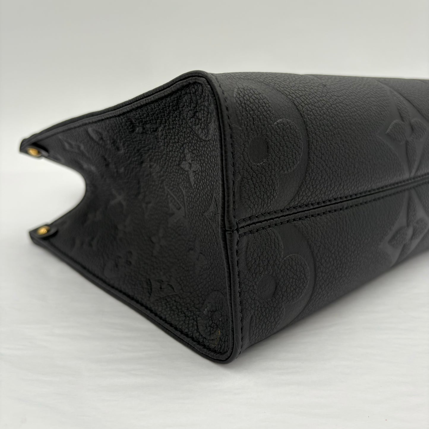 Chipped Louis Vuitton ONTheGo PM Giant Monogram