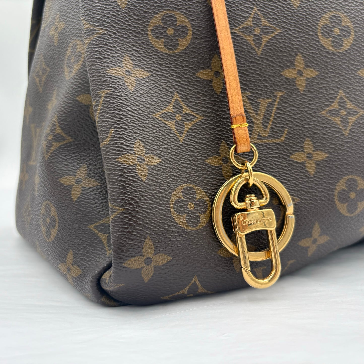 2010 Louis Vuitton Artsy GM Handbag
