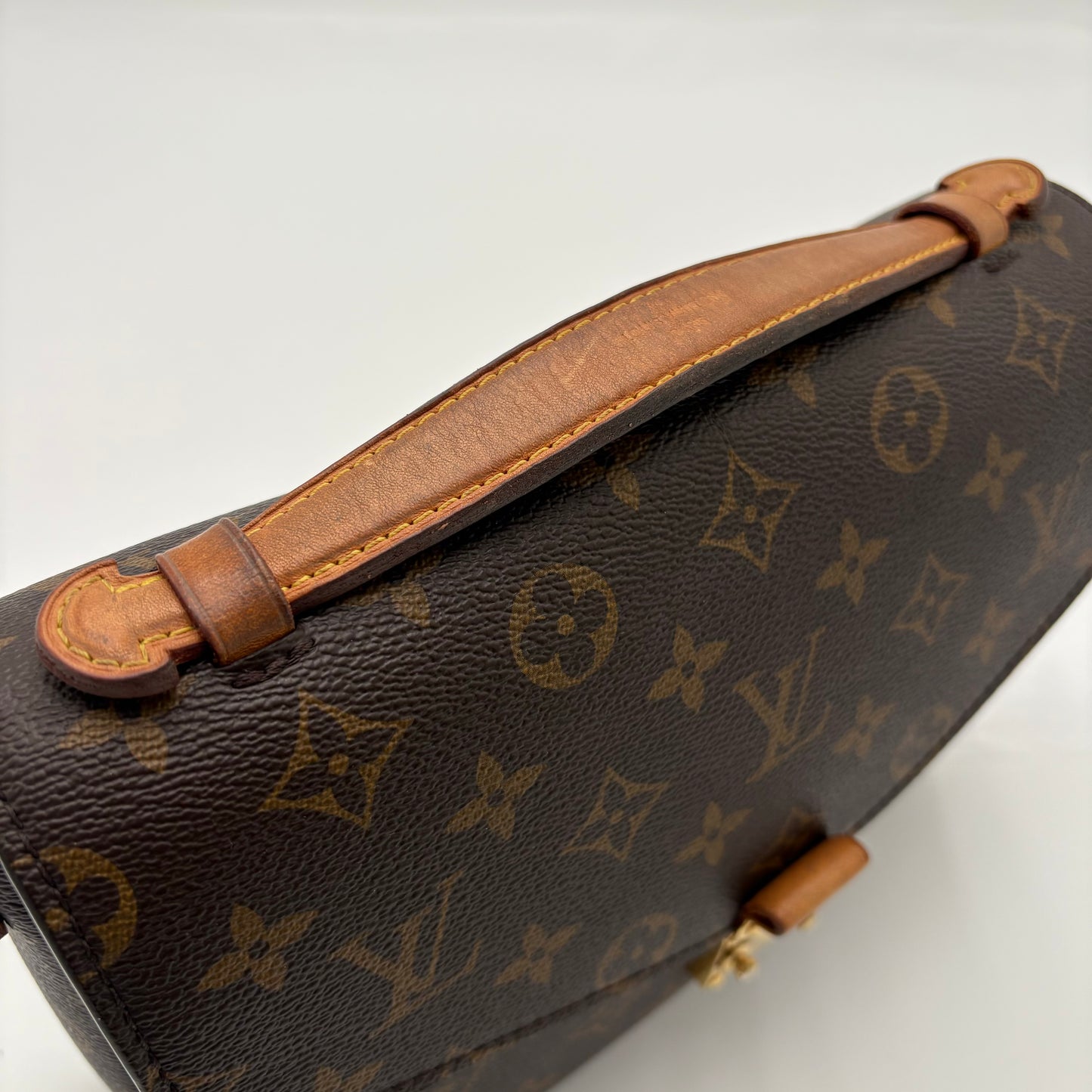 Chipped Louis Vuitton Metis Pochette Monogram