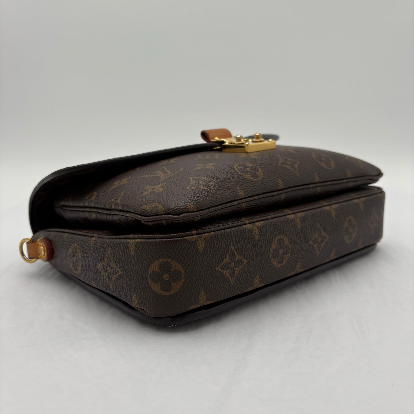 Chipped Louis Vuitton Metis Pochette Monogram