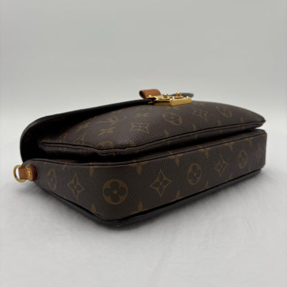 Chipped Louis Vuitton Metis Pochette Monogram