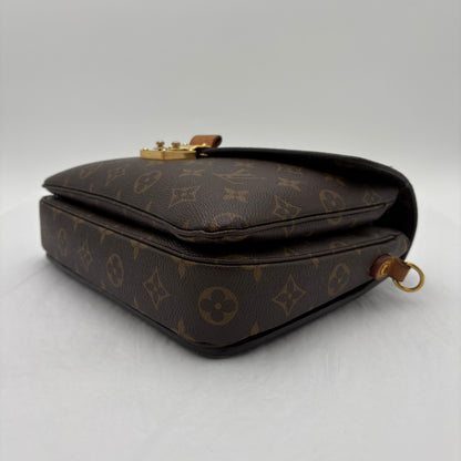 Chipped Louis Vuitton Metis Pochette Monogram