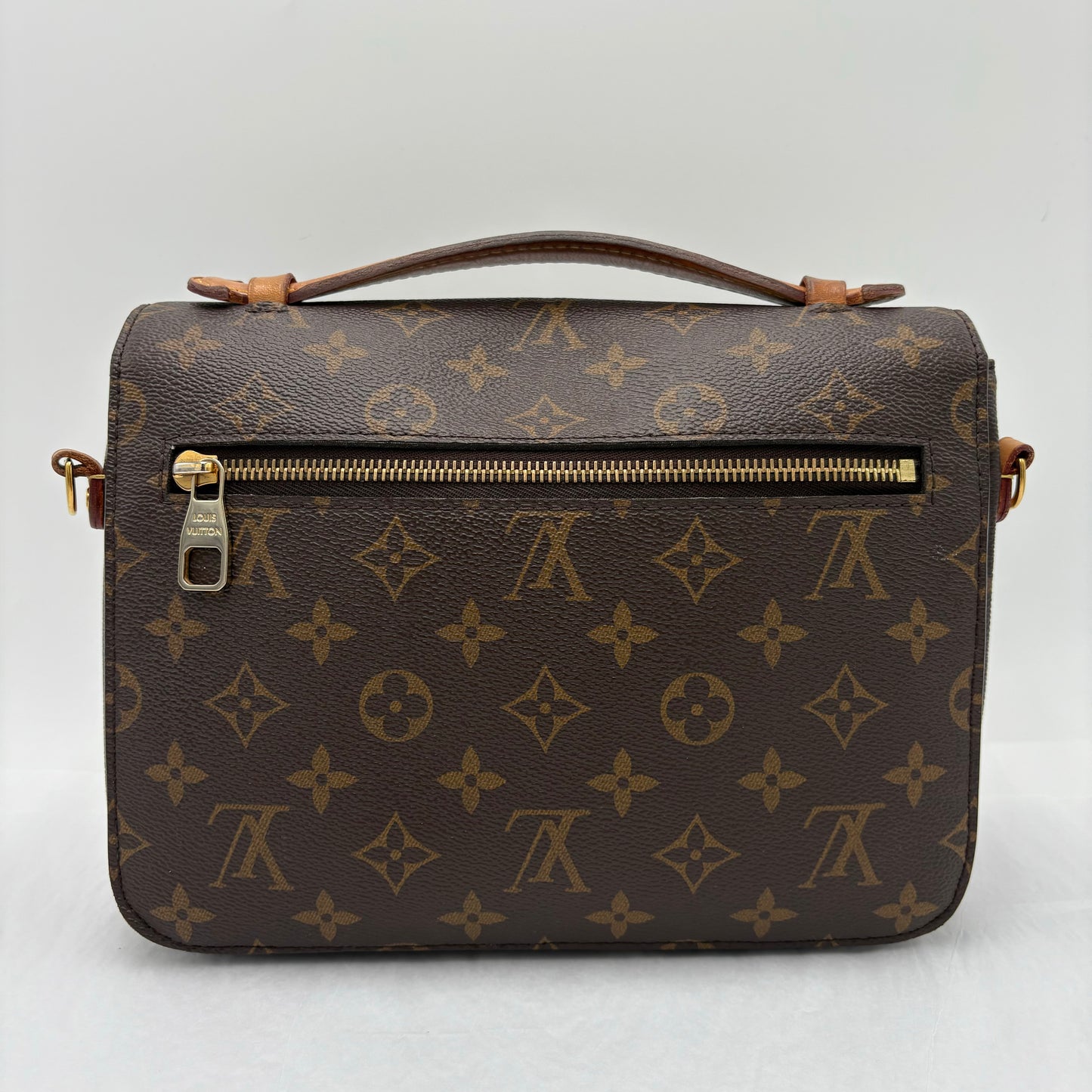 Chipped Louis Vuitton Metis Pochette Monogram