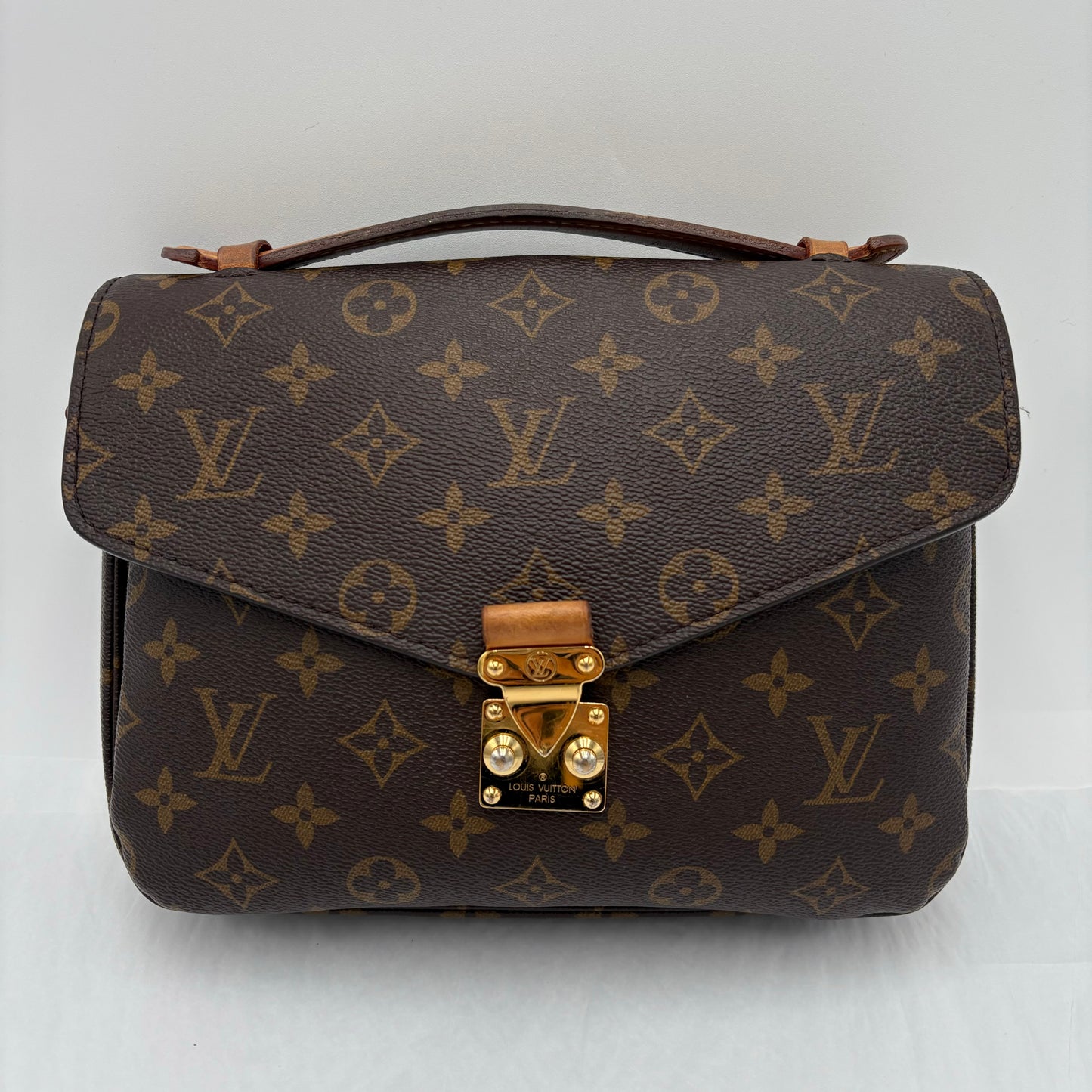 Chipped Louis Vuitton Metis Pochette Monogram