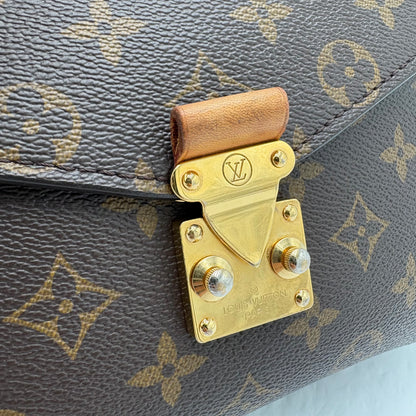 Chipped Louis Vuitton Metis Pochette Monogram