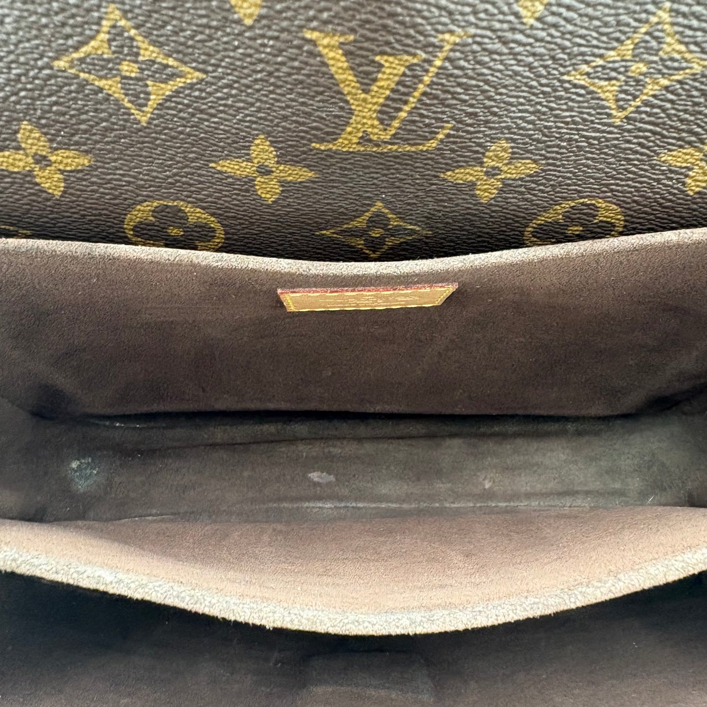 Chipped Louis Vuitton Metis Pochette Monogram
