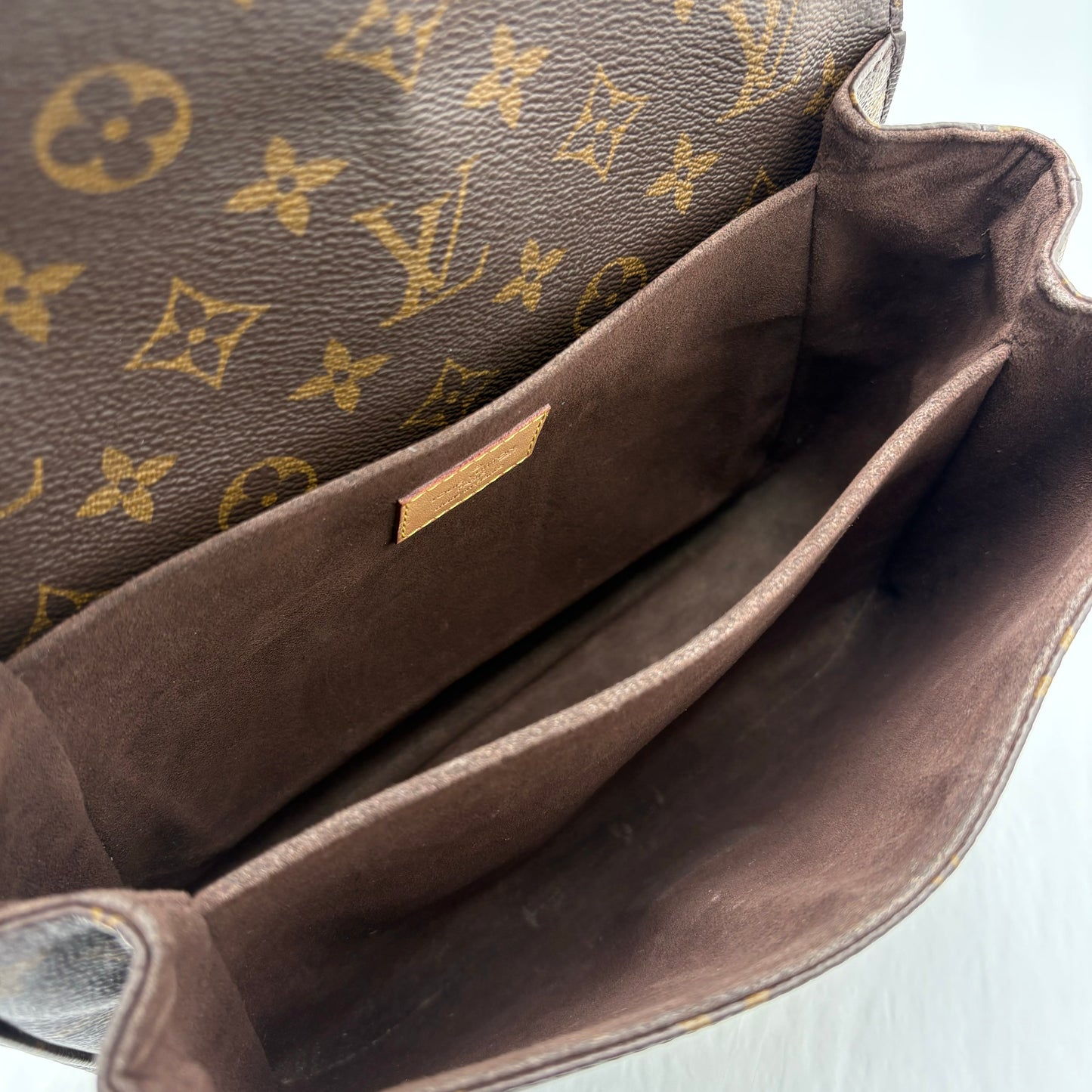 Chipped Louis Vuitton Metis Pochette Monogram