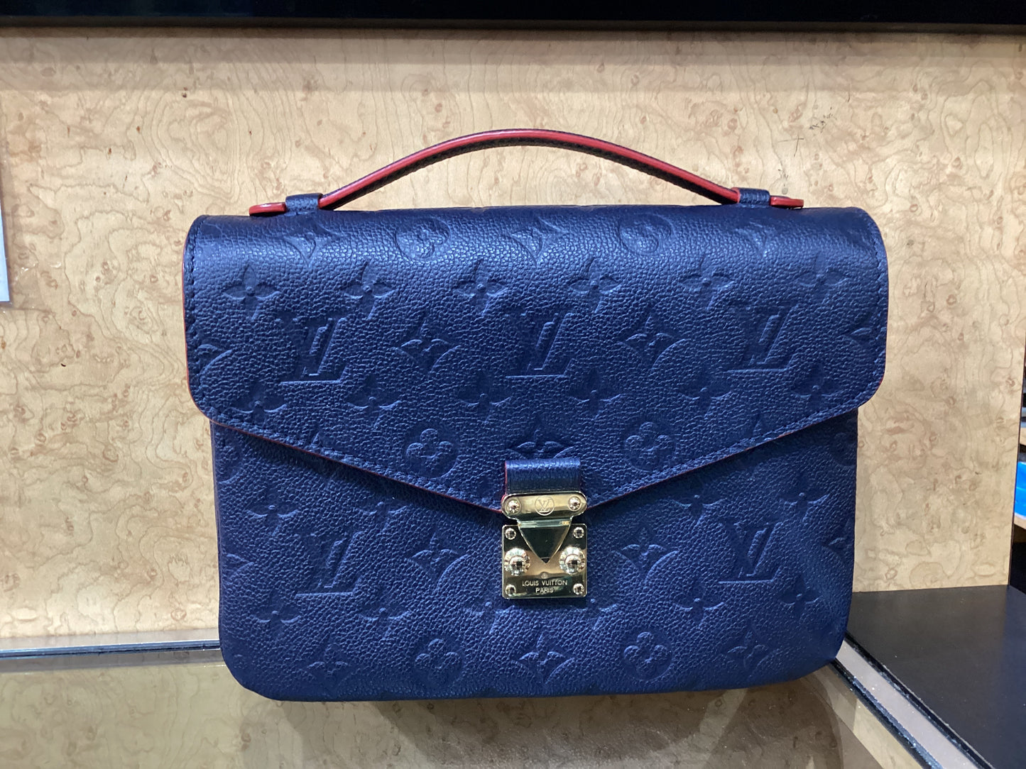Chipped Louis Vuitton Metis Empreinte Crossbody